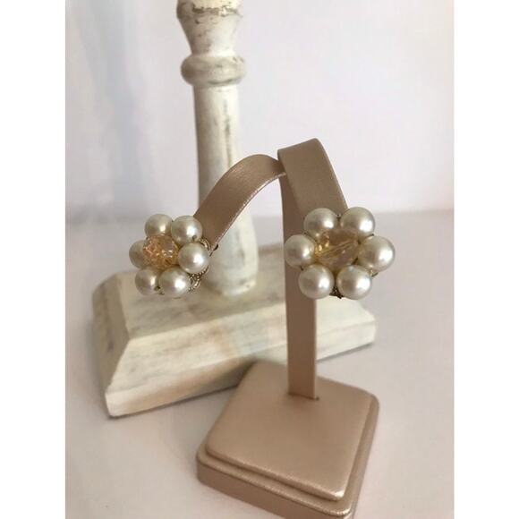 Vintage Clip On Earrings Classic White Mid Century Faux Pearl Beaded Clusters - Picture 4 of 6